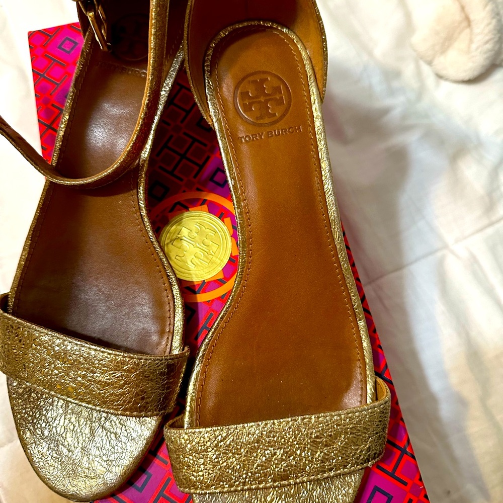 EUC Tory Burch sandals gold color $75